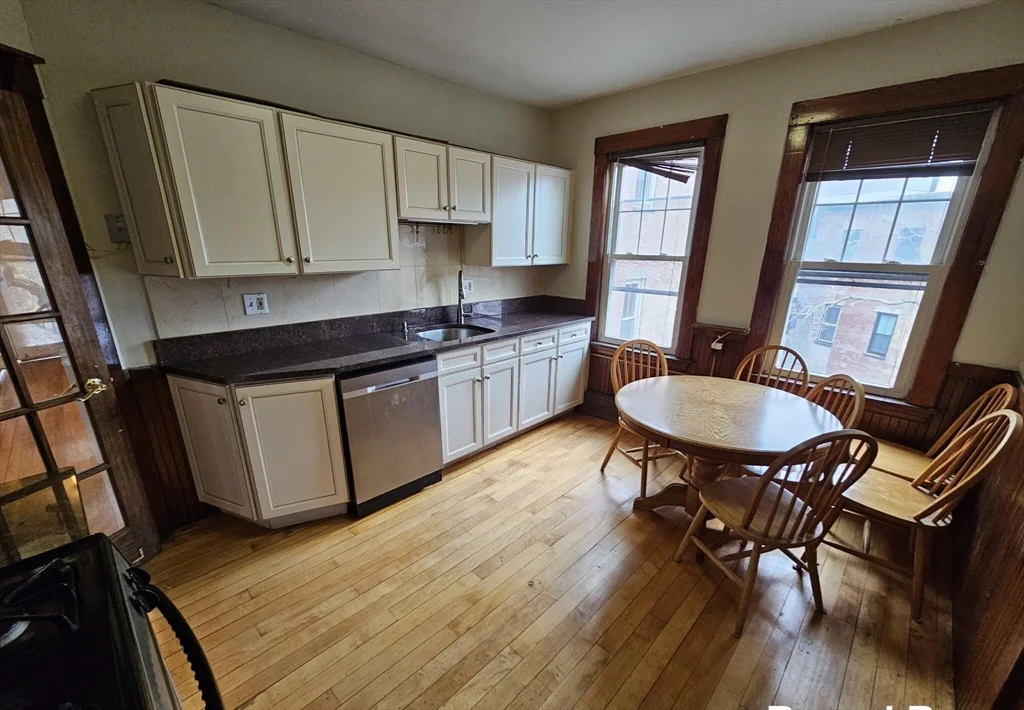2 bed, 1 bath apartment for rent at 82 Walnut St Unit 3, High Street Hill — photo 4 of 9
