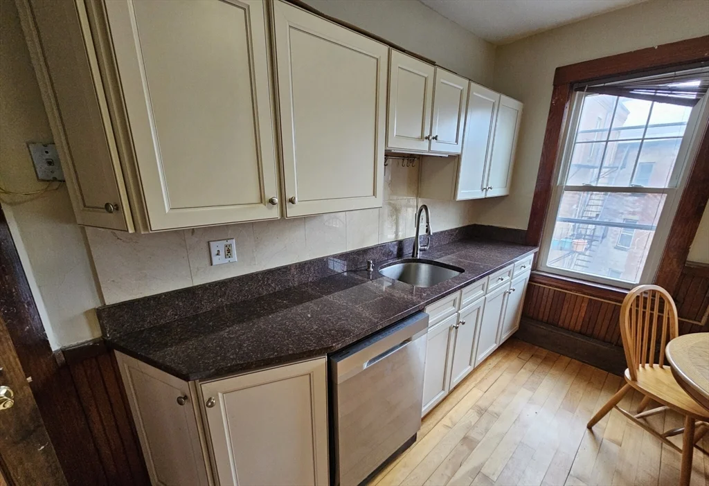 2 bed, 1 bath apartment for rent at 82 Walnut St Unit 3, High Street Hill — photo 3 of 9