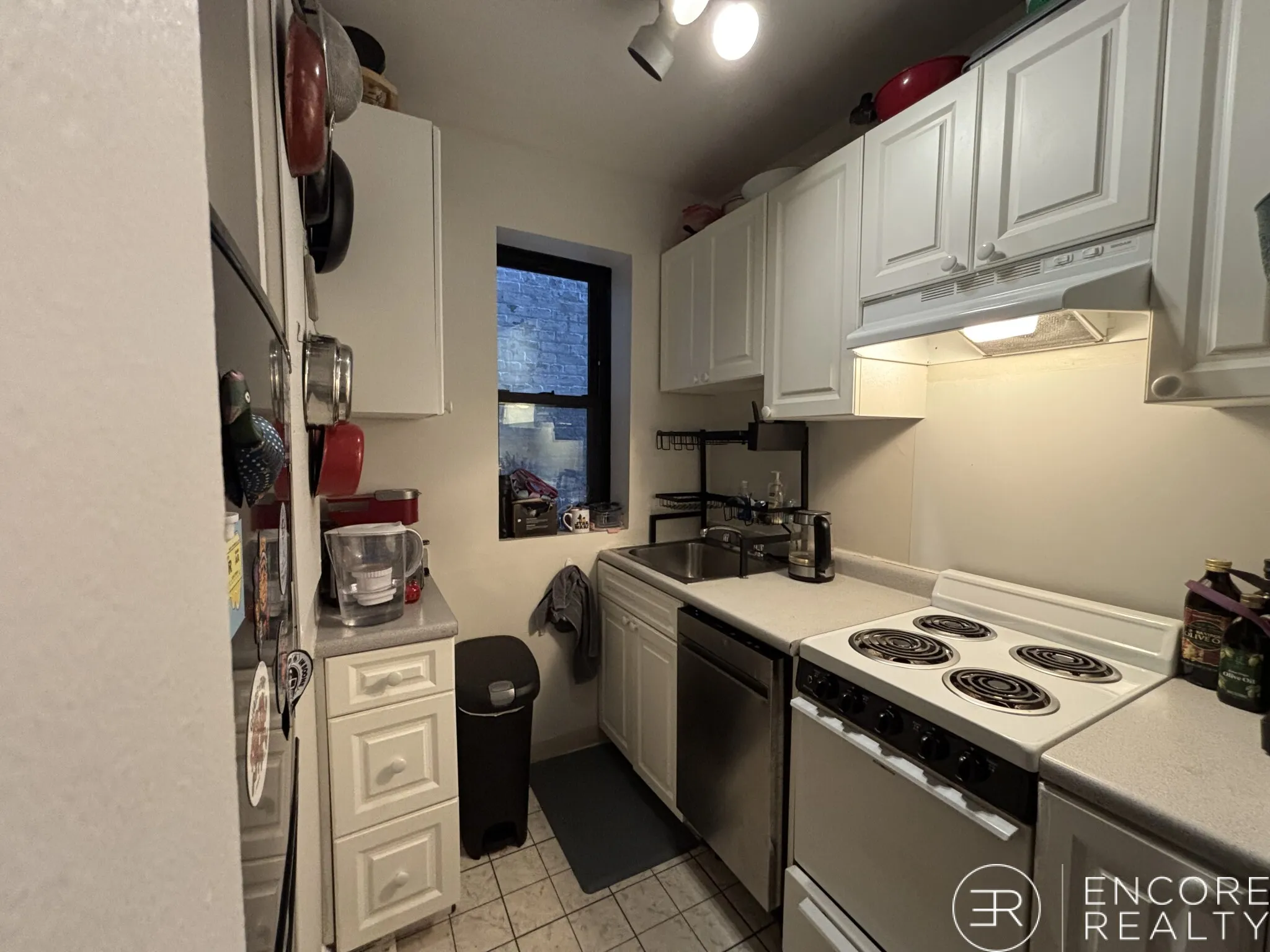 3 bed, 1 bath apartment for rent at 829 Beacon St Unit 111, Fenway — photo 4 of 7