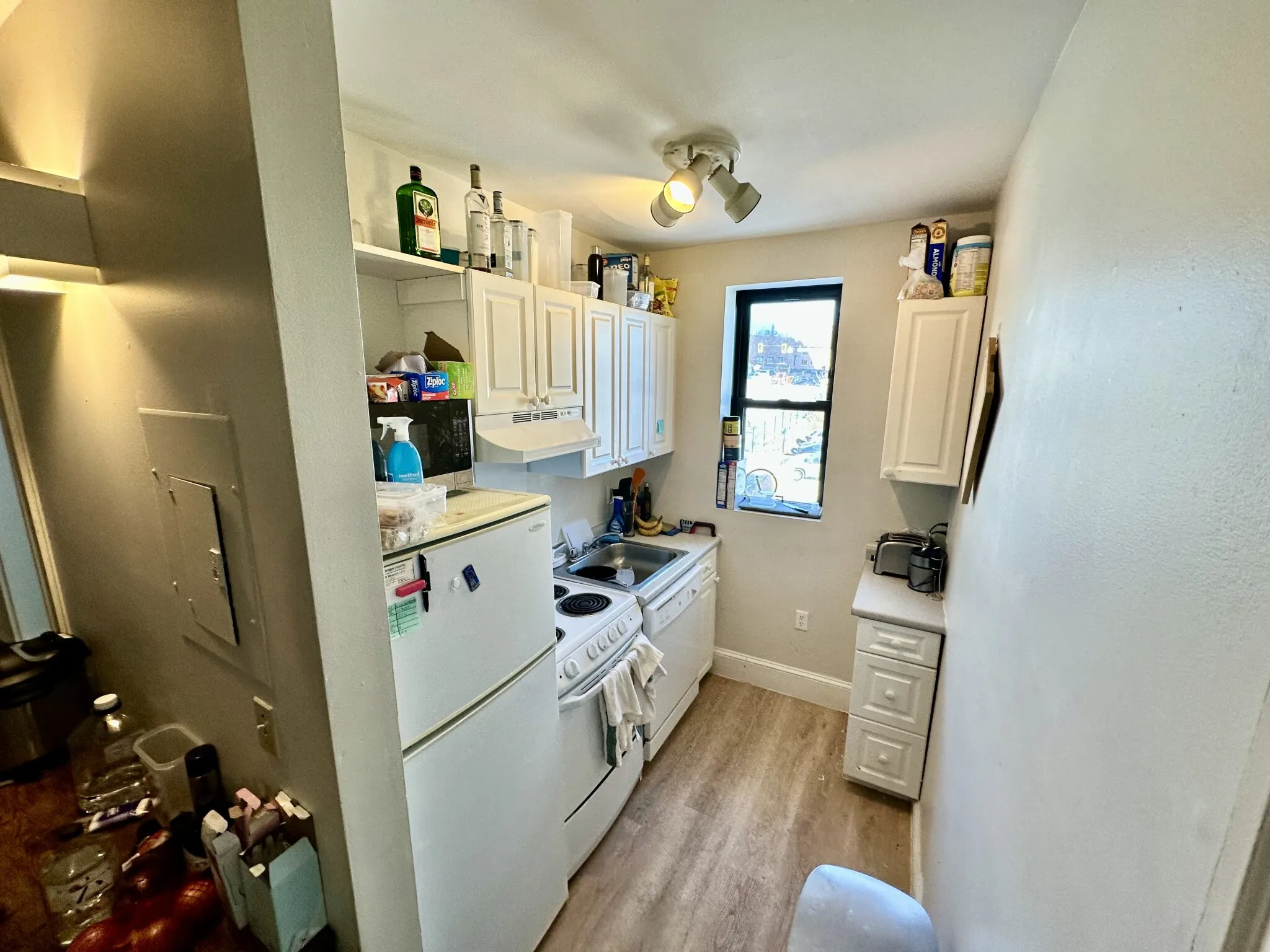 3 bed, 1 bath apartment for rent at 829 Beacon St Unit 2B, Fenway — photo 2 of 9