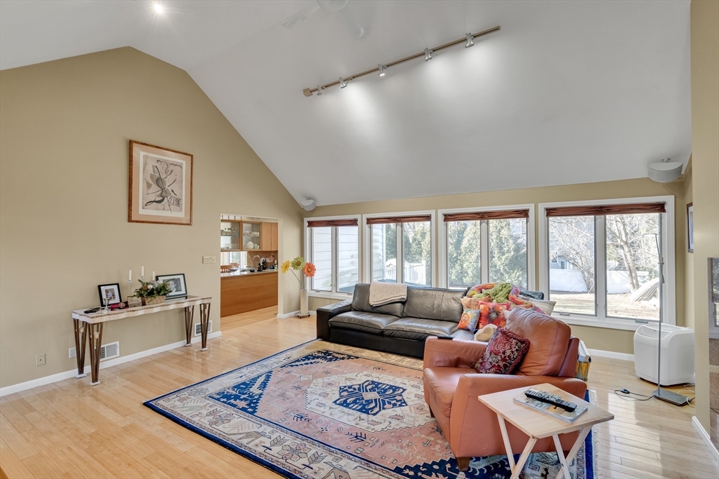 5 bed, 4+ bath apartment for rent at 829 Chestnut St Unit 829, Waban — photo 3 of 24