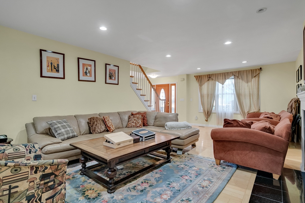 5 bed, 4+ bath apartment for rent at 829 Chestnut St Unit 829, Waban — photo 9 of 24
