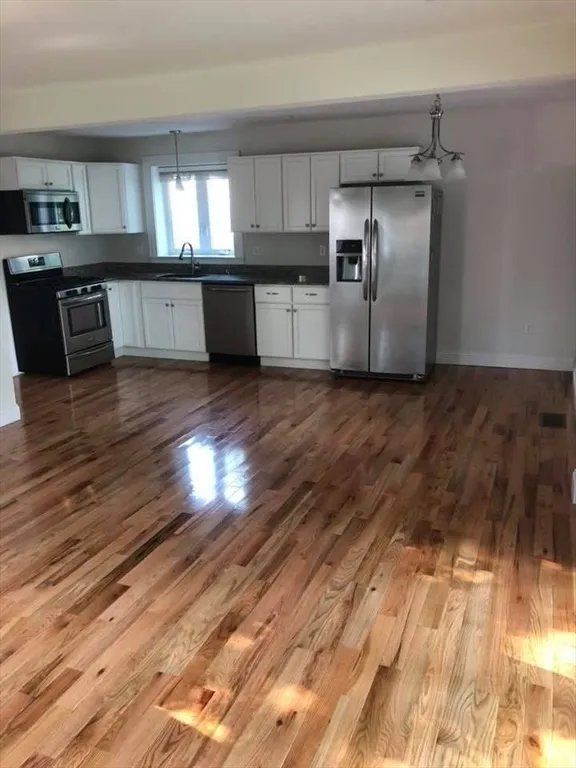 3 bed, 2 bath apartment for rent at 83.5 Market St Unit 83.5, Amesbury — photo 3 of 10