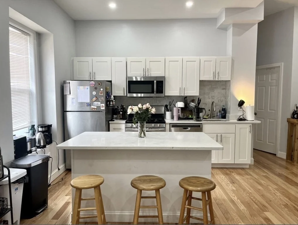 5 bed, 2 bath apartment for rent at 83-85 Highland St Unit 1, Roxbury — photo 2 of 9