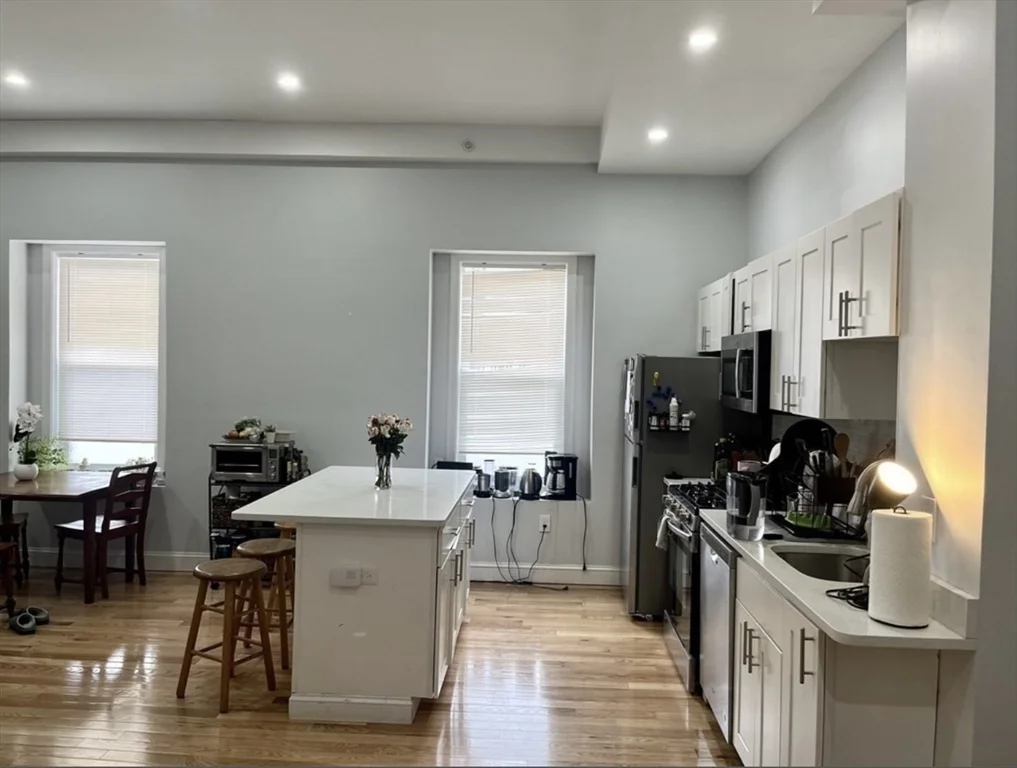 5 bed, 2 bath apartment for rent at 83-85 Highland St Unit 1, Roxbury — photo 3 of 9