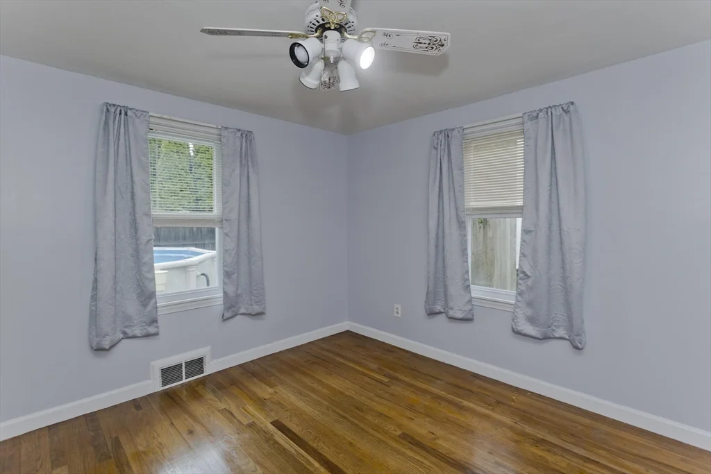 3 bed, 1 bath apartment for rent at 83 Chalmers St, Springfield — photo 16 of 21