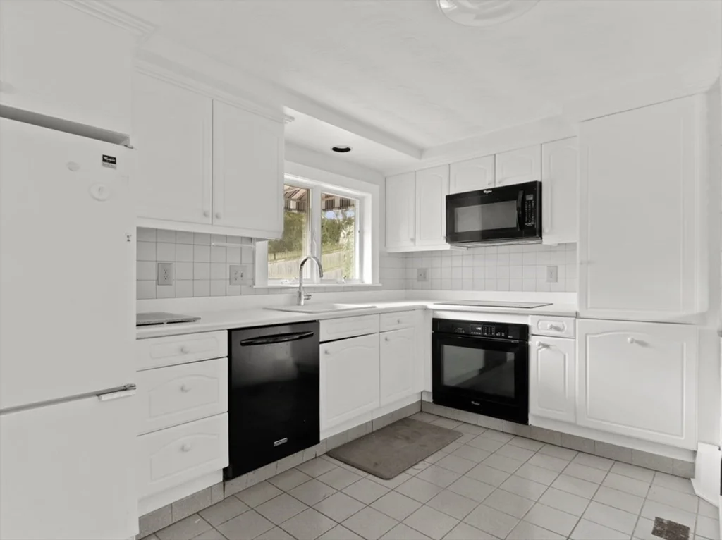 3 bed, 2 bath apartment for rent at 83 Joseph Rd, Saxonville — photo 3 of 21