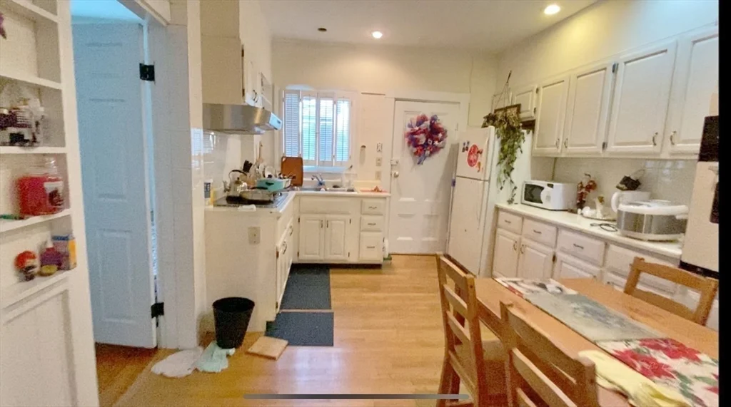 3 bed, 1 bath apartment for rent at 83 Putnam Ave Unit 1, Riverside — photo 2 of 12