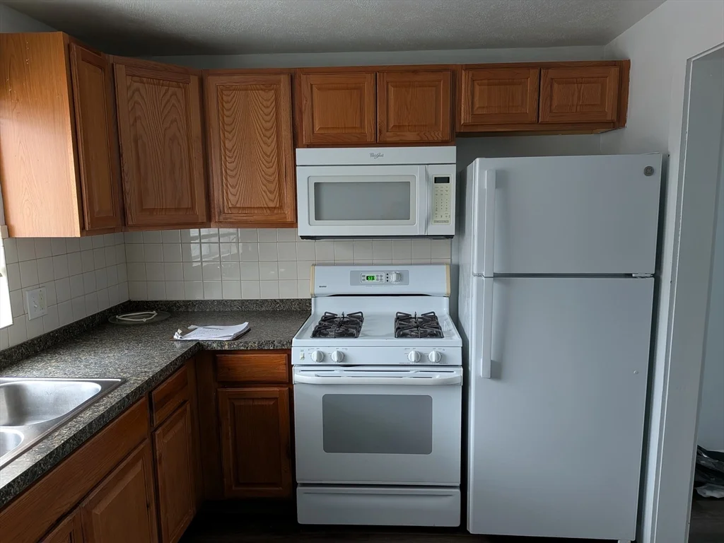 2 bed, 1 bath apartment for rent at 83-R Hobartst Unit C4, Danvers — photo 1 of 14