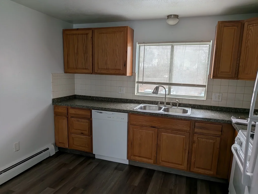 2 bed, 1 bath apartment for rent at 83-R Hobartst Unit C4, Danvers — photo 2 of 14