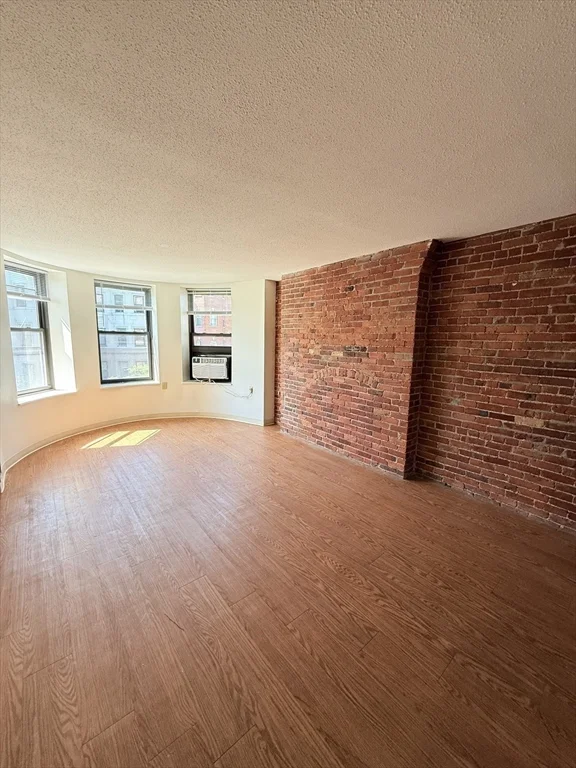 4 bed, 2 bath apartment for rent at 83 Westland Ave Unit 301, Fenway — photo 6 of 17