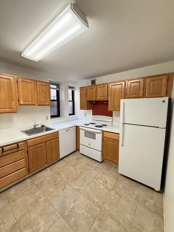 4 bed, 2 bath apartment for rent at 83 Westland Ave Unit 301, Fenway — photo 2 of 17