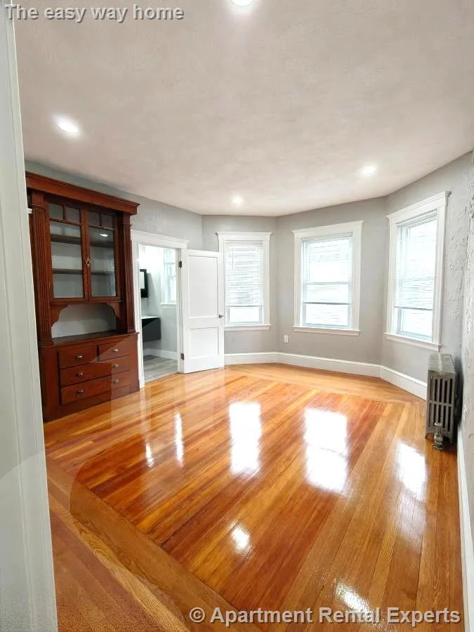 4 bed, 1 bath apartment for rent at 830 Fellsway, Wellington — photo 4 of 6