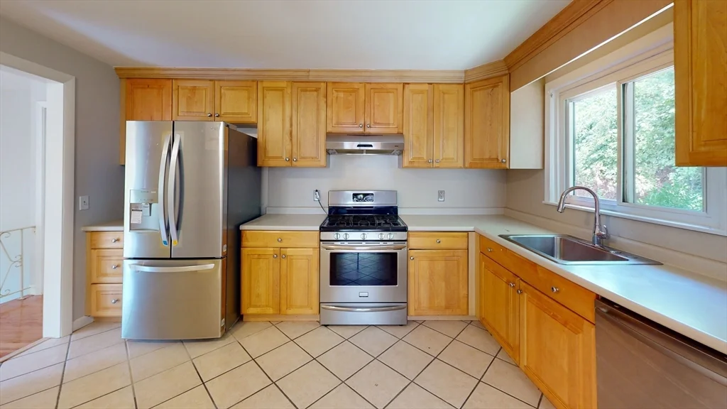 3 bed, 2 bath apartment for rent at 831 Lagrange Unit 831, West Roxbury — photo 2 of 5