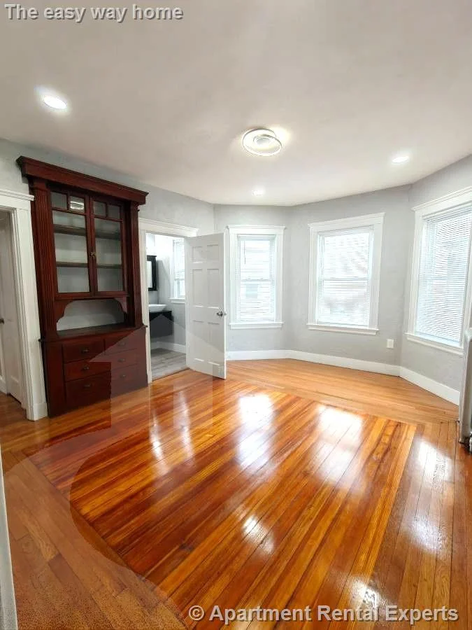 3 bed, 1 bath apartment for rent at 832 Fellsway, Wellington — photo 4 of 8