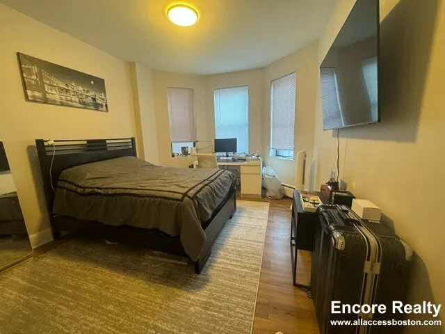 3 bed, 1 bath apartment for rent at 833 Beacon St Unit 204, Fenway — photo 29 of 33