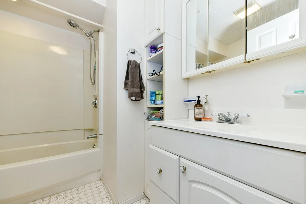 4 bed, 2 bath apartment for rent at 835 E 2nd Unit 2, South Boston — photo 10 of 19