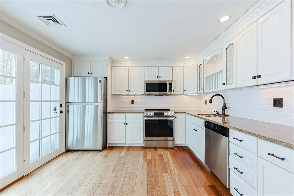 3 bed, 1 bath apartment for rent at 835 Mount Hope St Unit 40, North Attleboro — photo 4 of 40