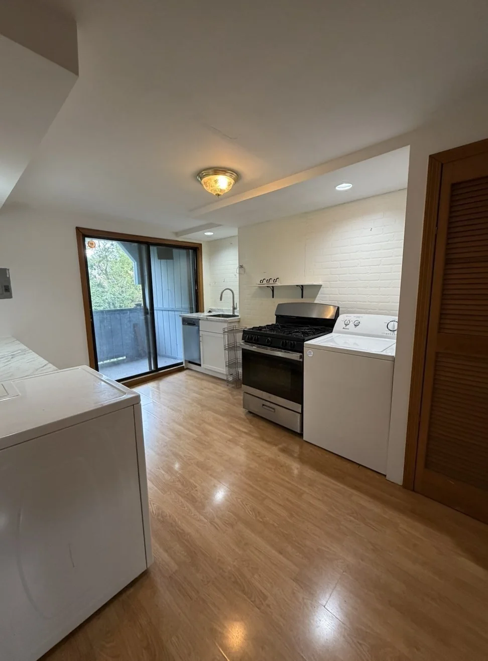 3 bed, 1 bath apartment for rent at 837.5 E 2nd St Unit 3, South Boston — photo 2 of 5