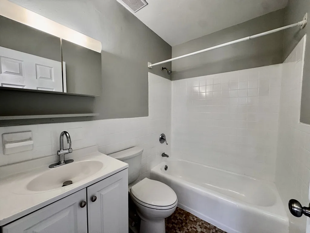 2 bed, 1 bath apartment for rent at 837 River St Unit 14, Hyde Park — photo 6 of 9