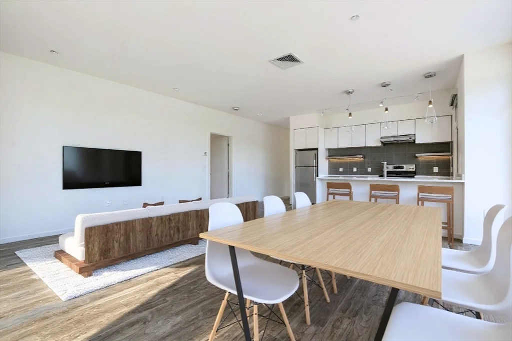 3 bed, 2 bath apartment for rent at 839 Beacon St Unit 406, Fenway — photo 3 of 29