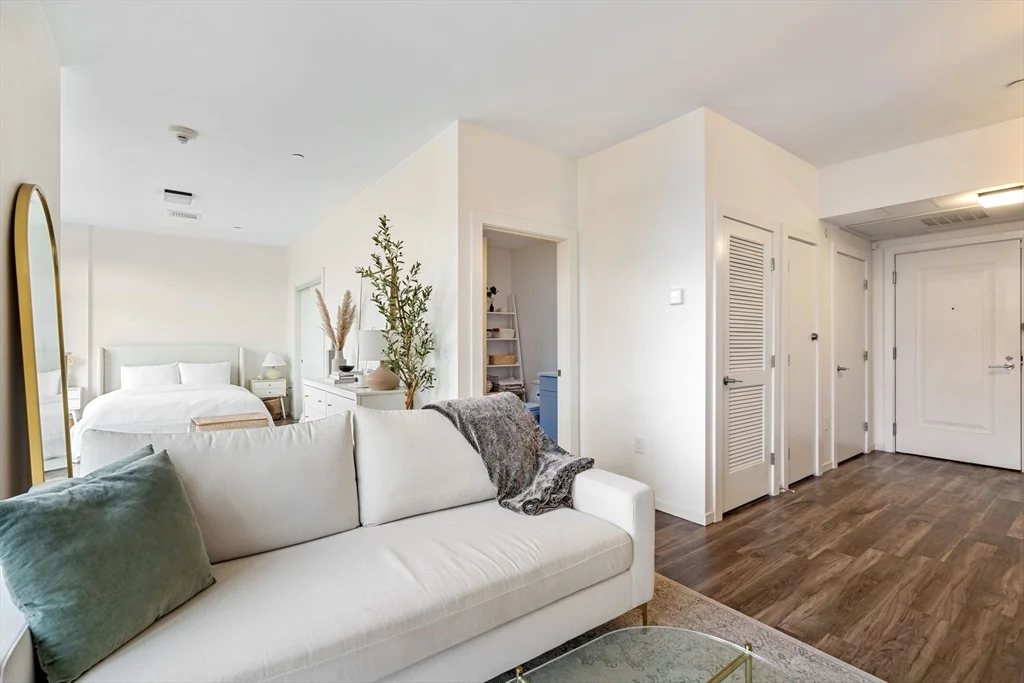 Studio bed, 1 bath apartment for rent at 839 Beacon St Unit 501, Fenway — photo 3 of 23