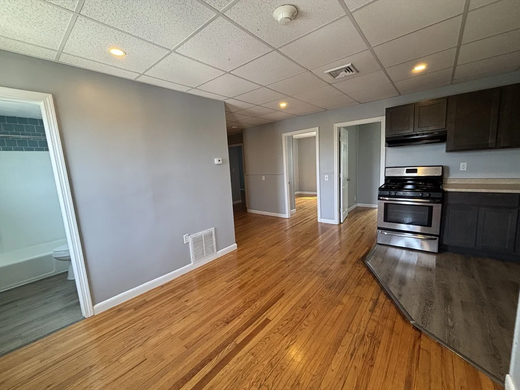 3 bed, 1 bath apartment for rent at 84 Boutwell St Unit 3F, Fall River — photo 2 of 10