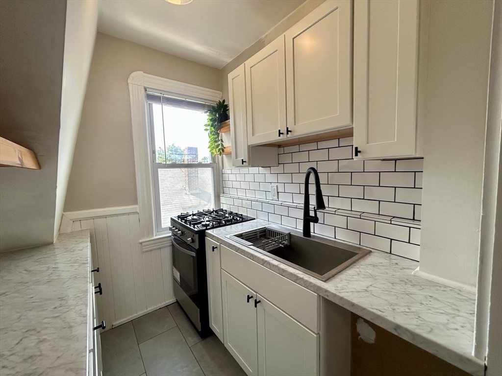 1 bed, 1 bath apartment for rent at 84 Durfee St Unit 3, New Bedford — photo 1 of 10