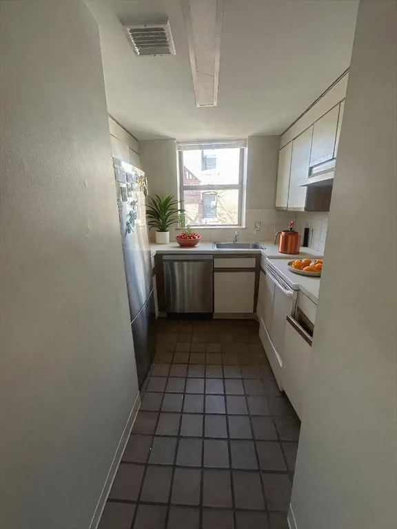 2 bed, 1 bath apartment for rent at 84 Gainsborough St Unit 305W, Fenway — photo 3 of 11