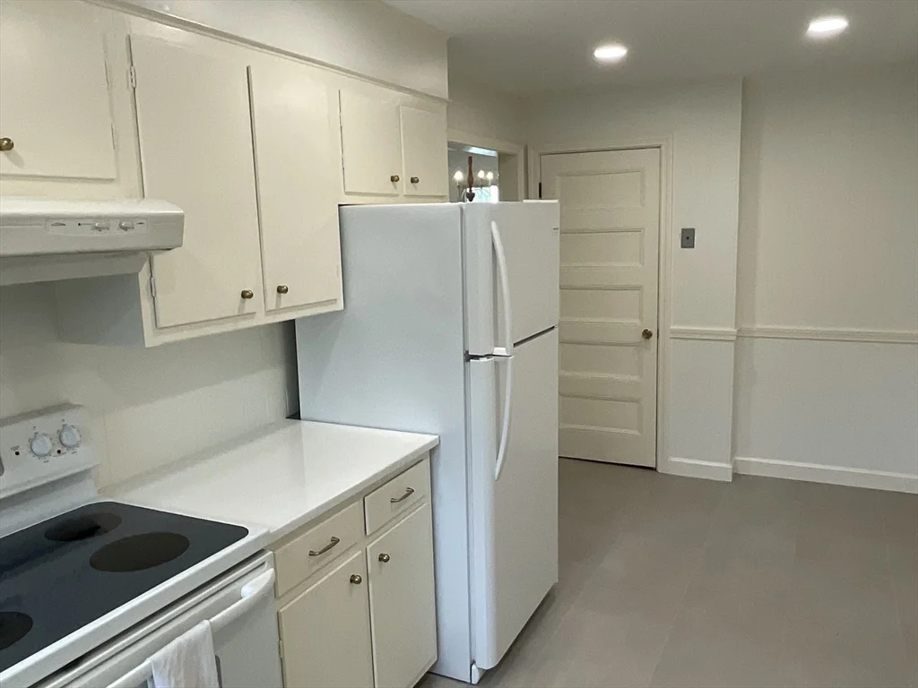 1 bed, 1 bath apartment for rent at 84 Humphrey Unit 1R, Swampscott — photo 5 of 16
