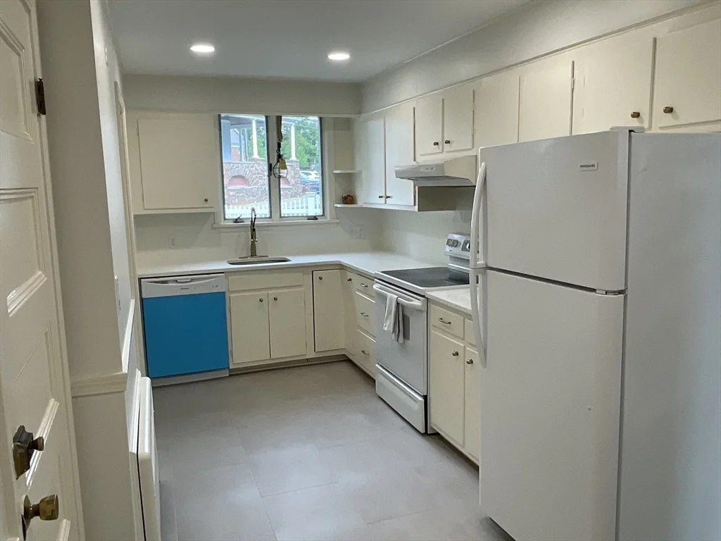 1 bed, 1 bath apartment for rent at 84 Humphrey Unit 1R, Swampscott — photo 4 of 16