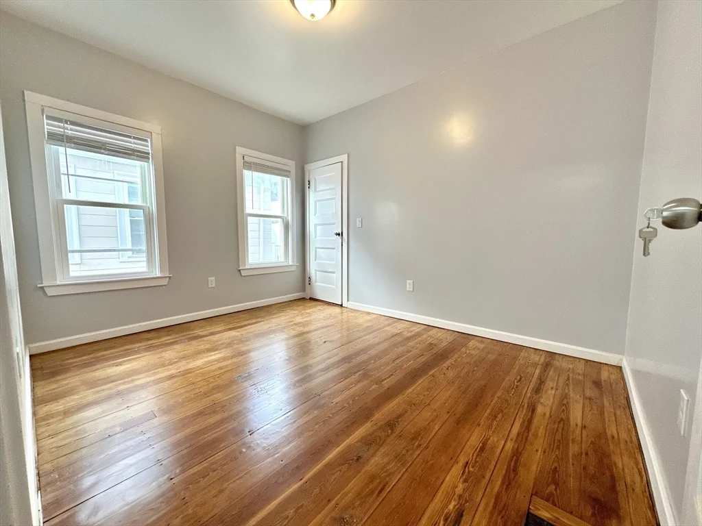4 bed, 1 bath apartment for rent at 84 Lonsdale St Unit 2, Dorchester — photo 3 of 18