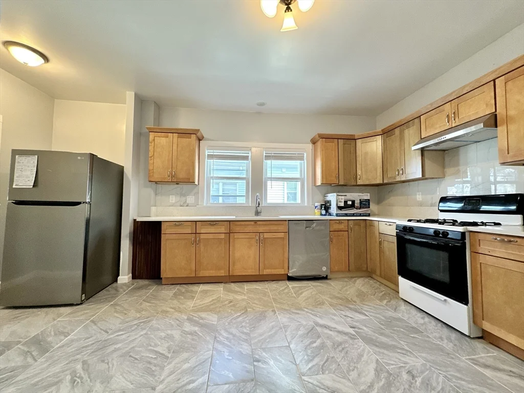 4 bed, 1 bath apartment for rent at 84 Lonsdale St Unit 2, Dorchester — photo 9 of 18