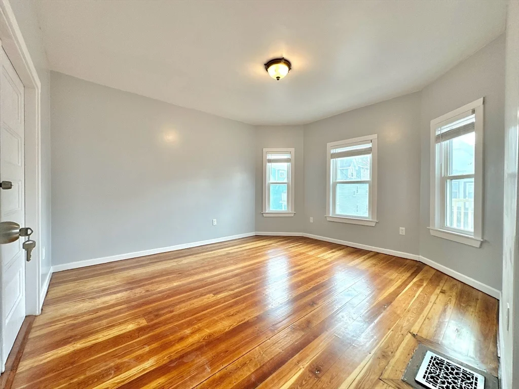 4 bed, 1 bath apartment for rent at 84 Lonsdale St Unit 2, Dorchester — photo 2 of 18
