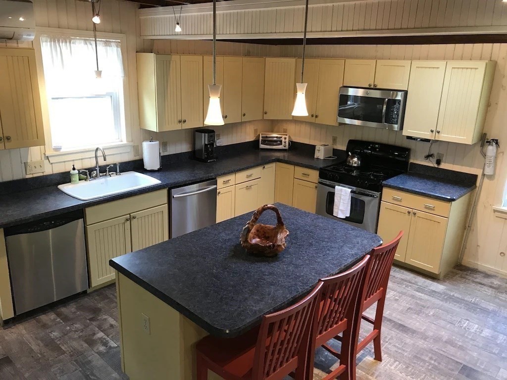 4 bed, 1 bath apartment for rent at 84 Mayflower Rd, Sagamore Beach — photo 6 of 23