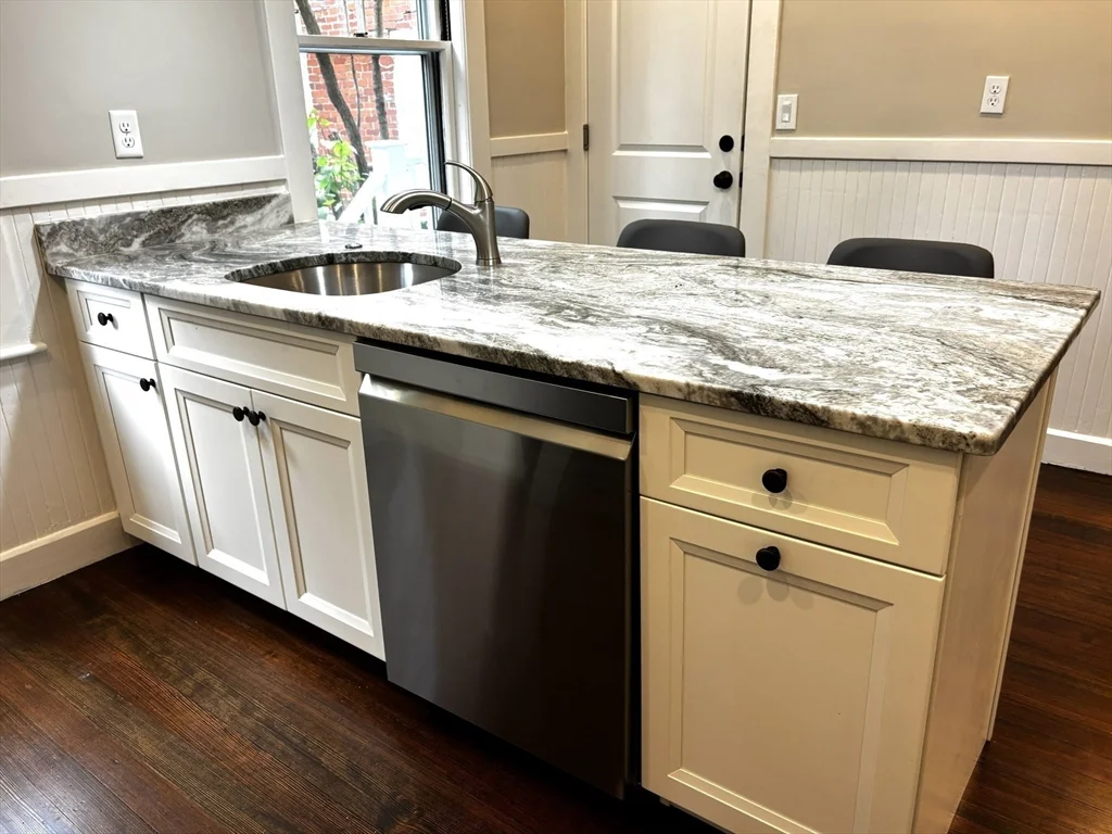 2 bed, 1 bath apartment for rent at 840 East Broadway Unit 1, South Boston — photo 4 of 24