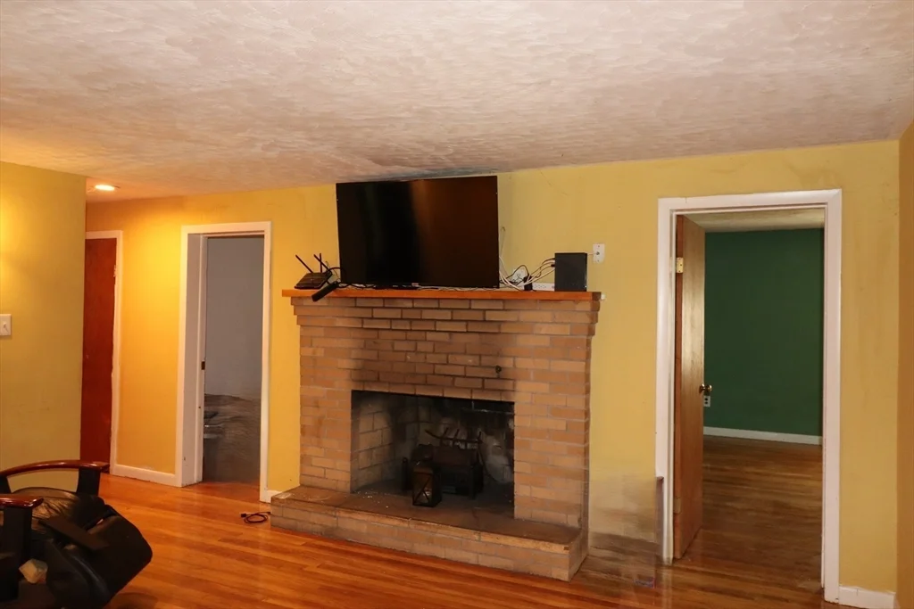 3 bed, 1 bath apartment for rent at 845 Stafford, Leicester — photo 5 of 11