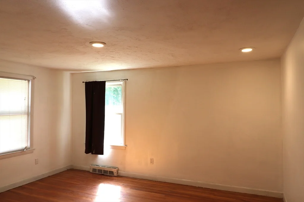 3 bed, 1 bath apartment for rent at 845 Stafford, Leicester — photo 10 of 11