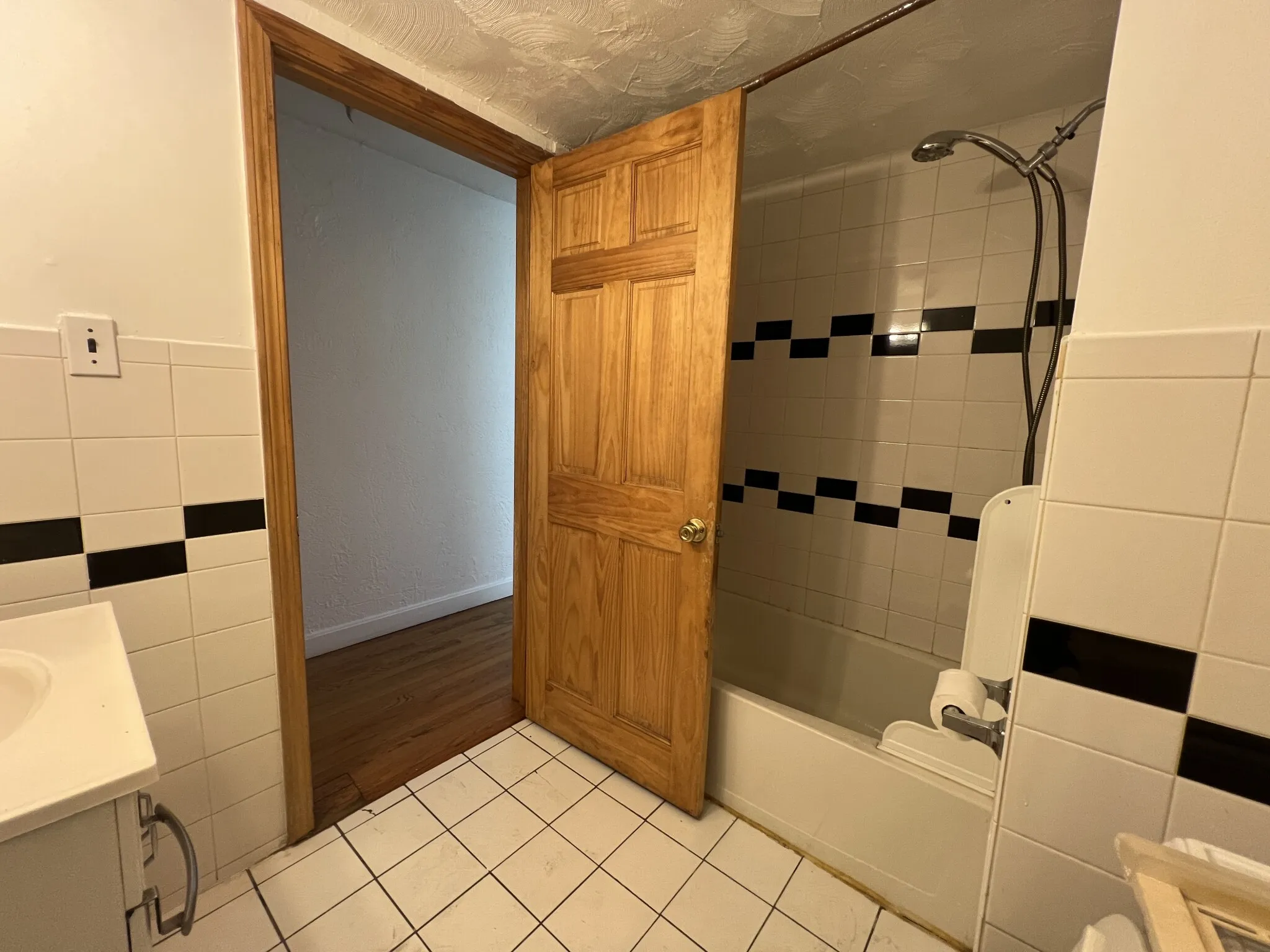 3 bed, 1 bath apartment for rent at 848 Huntington Ave Unit 3, Mission Hill — photo 6 of 11