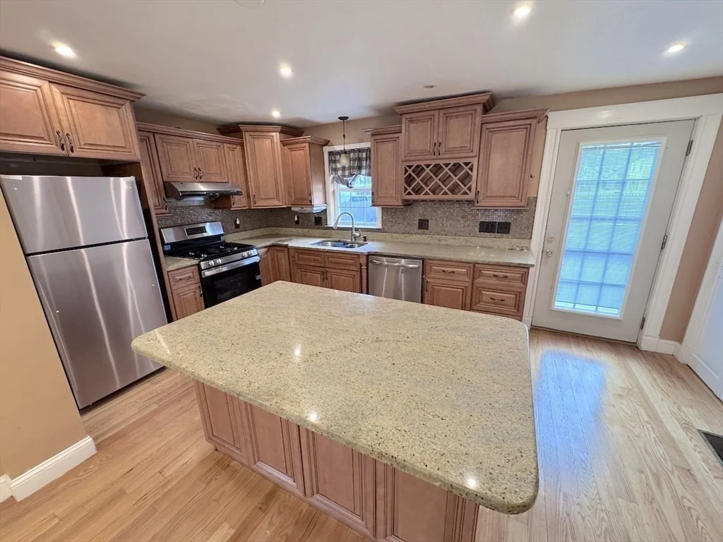 4 bed, 1 bath apartment for rent at 848 Main St Unit 848, Winchester — photo 1 of 25