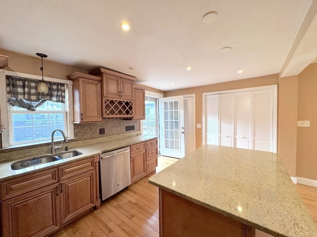4 bed, 1 bath apartment for rent at 848 Main St Unit 848, Winchester — photo 2 of 25