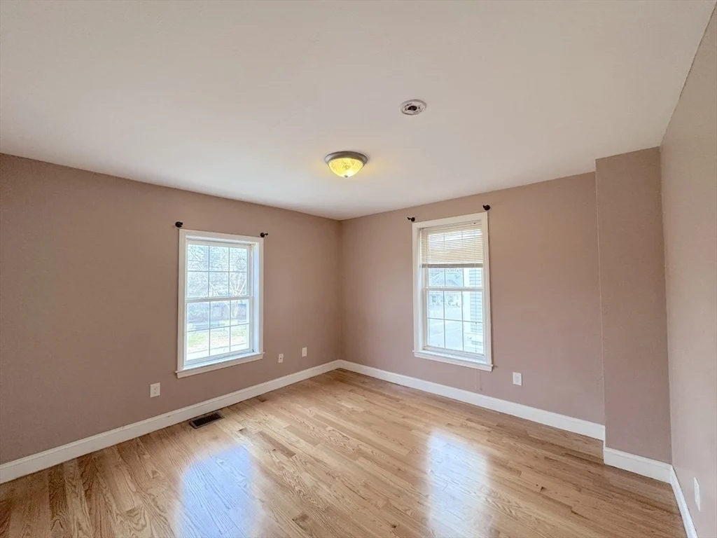 4 bed, 1 bath apartment for rent at 848 Main St Unit 848, Winchester — photo 15 of 25