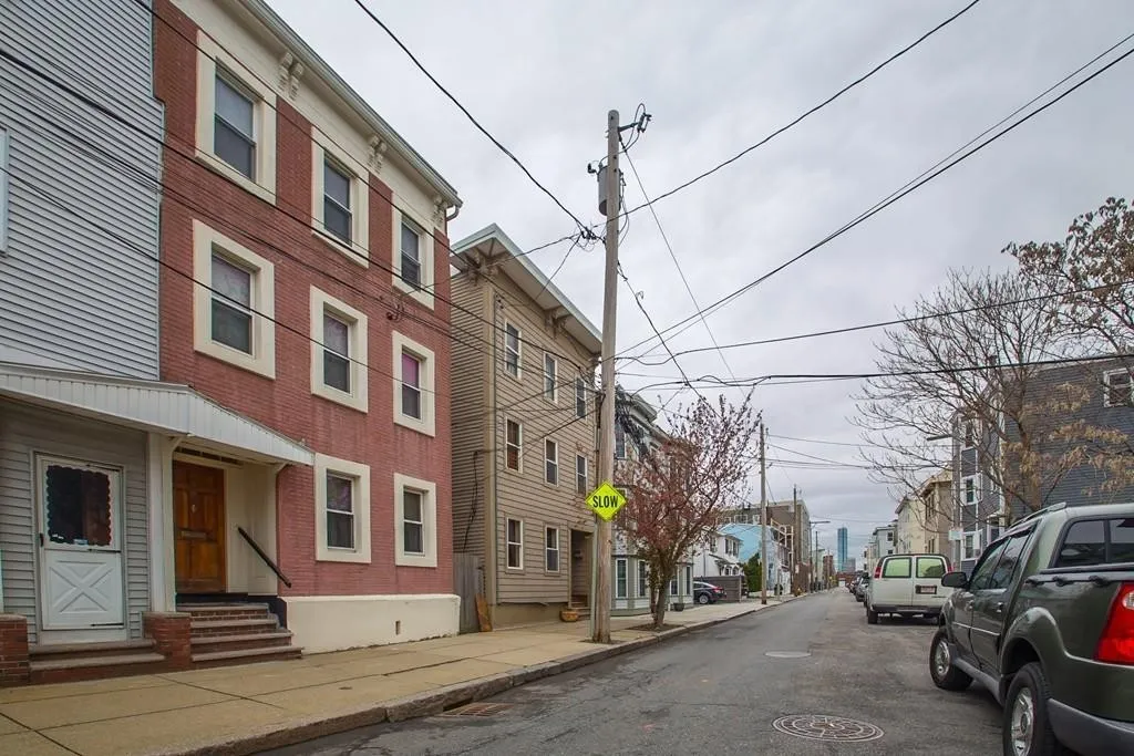 3 bed, 2 bath apartment for rent at 85 Baxter St Unit 2A, South Boston — photo 1 of 4