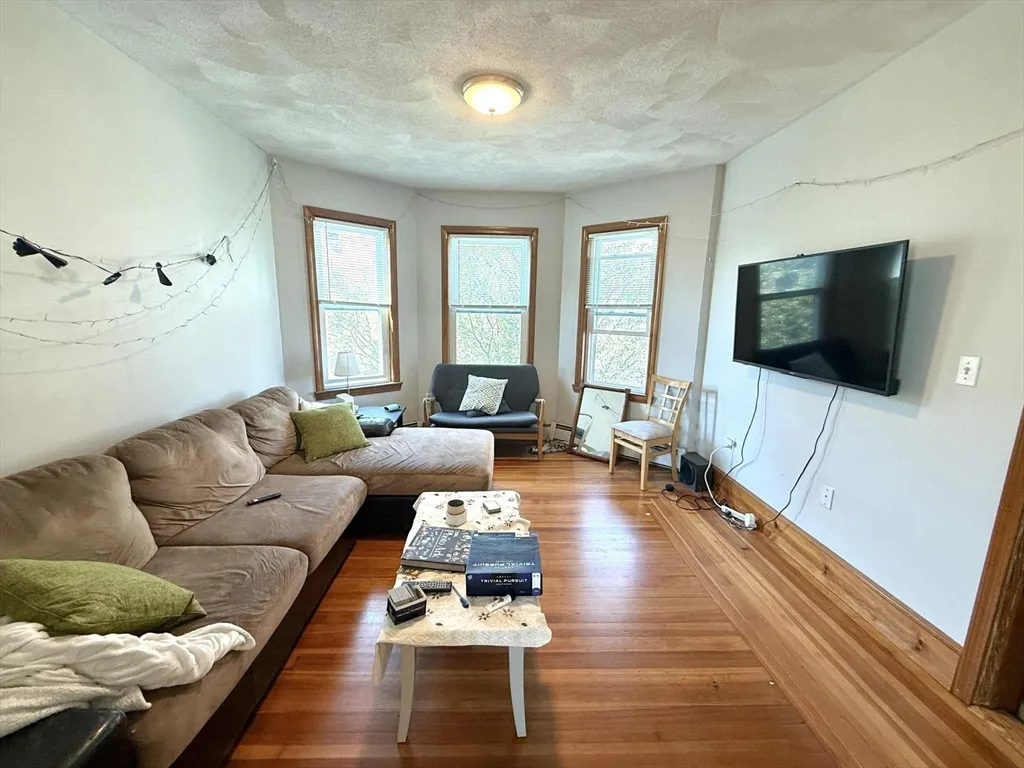 3 bed, 1 bath apartment for rent at 85 Beacon St Unit 3, Ward Two — photo 1 of 25