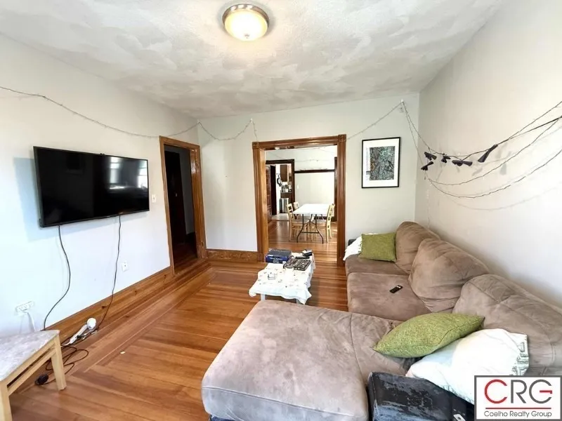 3 bed, 1 bath apartment for rent at 85 Beacon St Unit 3, Ward Two — photo 3 of 25