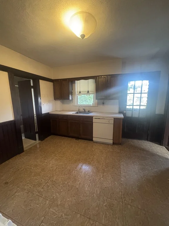 2 bed, 1 bath apartment for rent at 85 Chestnut St Unit 2, Brookline — photo 8 of 11