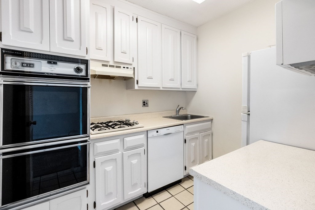 1 bed, 1 bath apartment for rent at 85 East India Row Unit 12D, Waterfront — photo 4 of 26