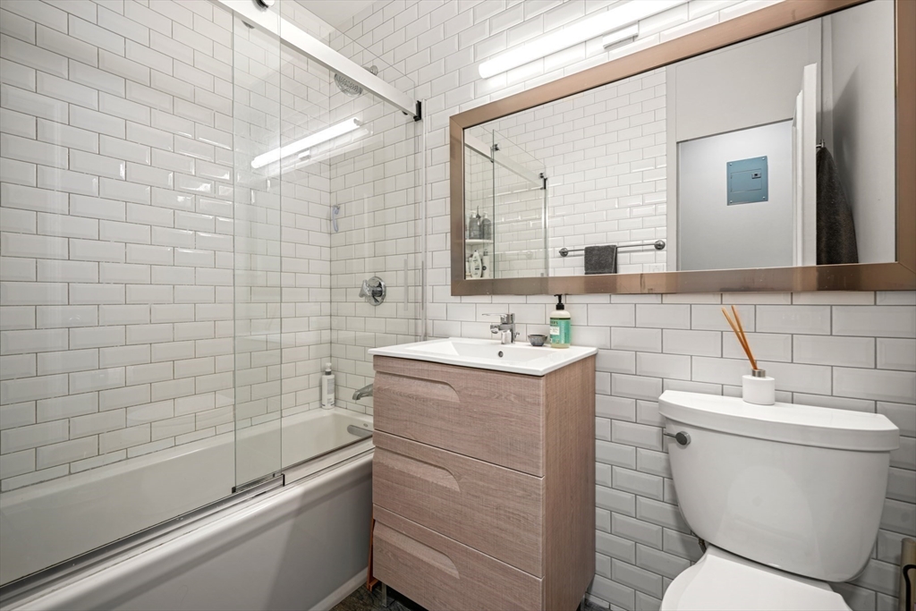 2 bed, 1 bath apartment for rent at 85 East India Row Unit 14G, Waterfront — photo 11 of 28