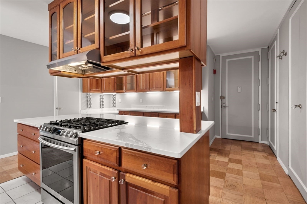 2 bed, 1 bath apartment for rent at 85 East India Row Unit 14G, Waterfront — photo 3 of 28