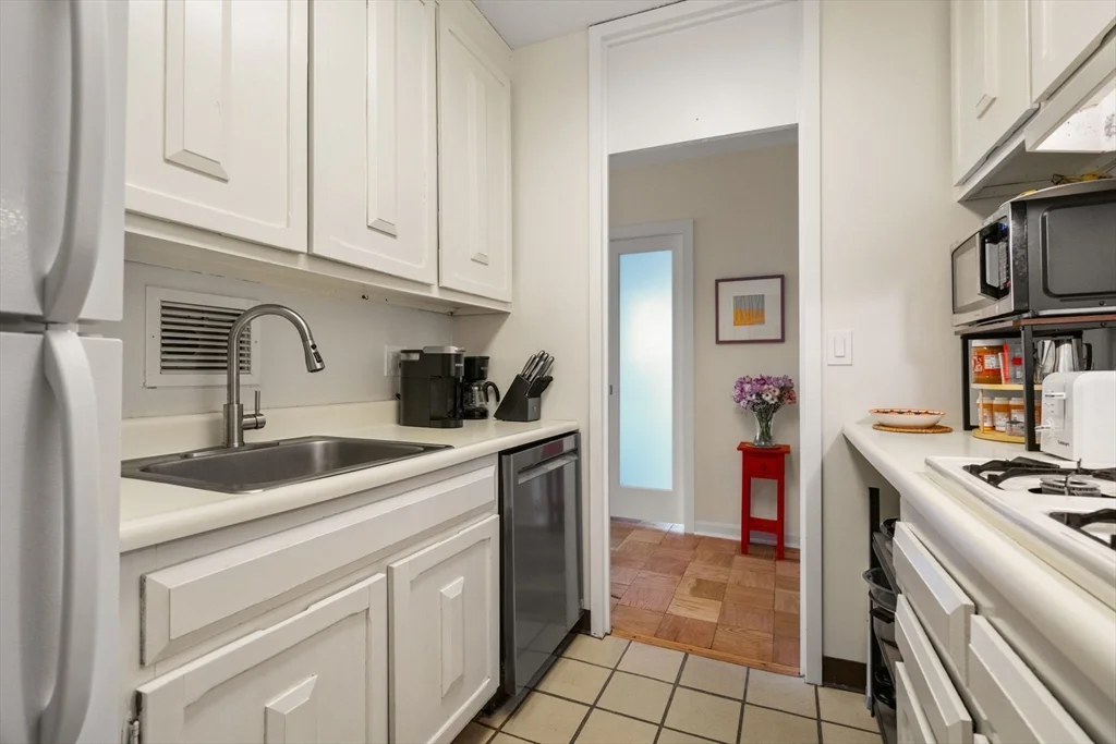 2 bed, 1 bath apartment for rent at 85 East India Row Unit 36G, Waterfront — photo 19 of 30